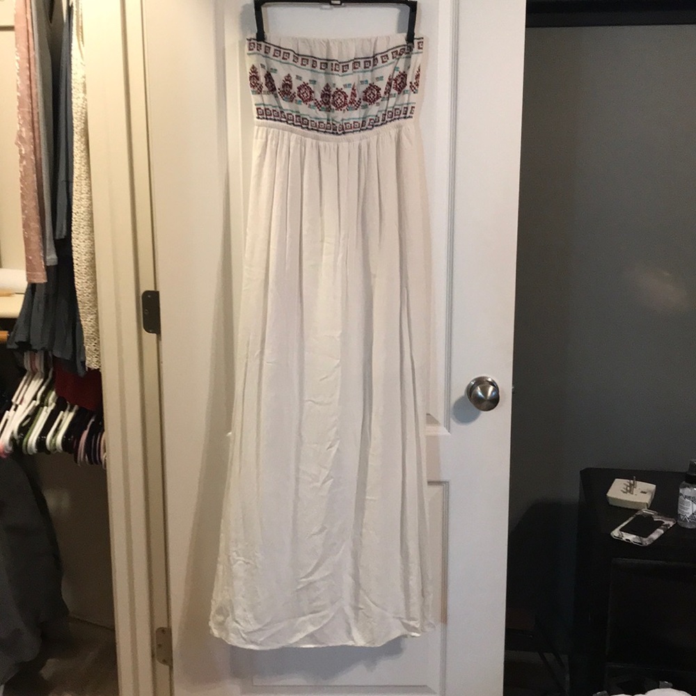 Buckle Boutique White/Cream Strapless Maxi Dress